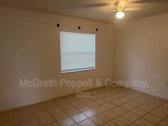 Building Photo - 3828 Lakeshore Dr
