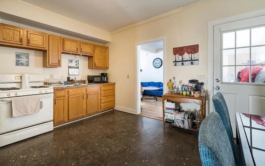 Kitchen w/ cabinets - 521 Bay St