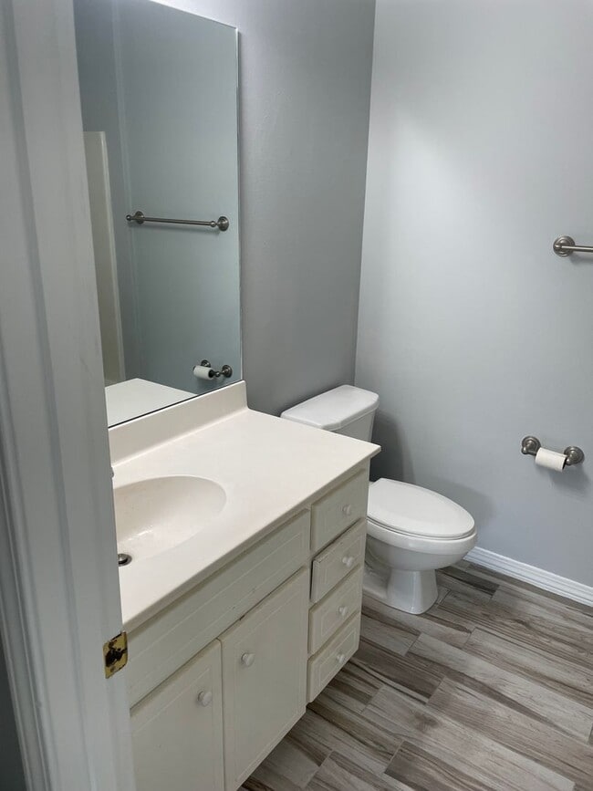 Building Photo - Newly Remodeled 2B/2B Apartment in the Hea...