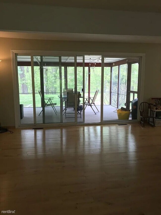 Building Photo - Inviting ranch situated in desirable North Ann Arbor