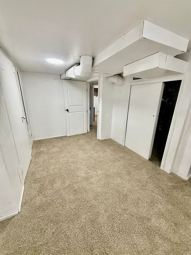 Building Photo - Charming, single-family, 4 bed / 1.5 bath home on W Pine St