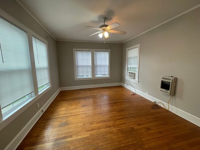 Building Photo - Charming Down Stairs Apartment In South Hi...