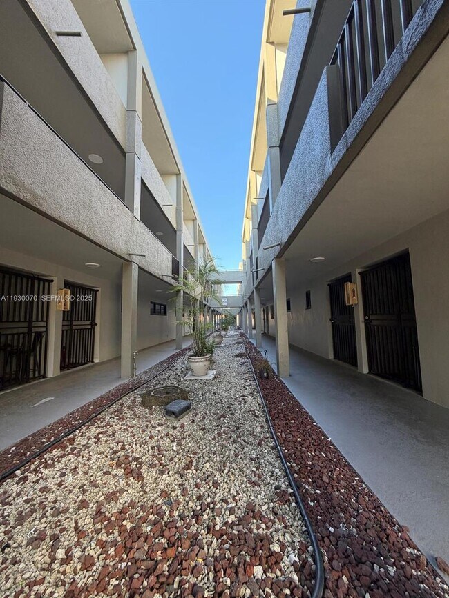 Building Photo - 5 Olive Dr