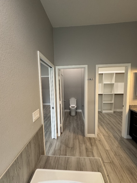 Building Photo - 1558 W 5th St