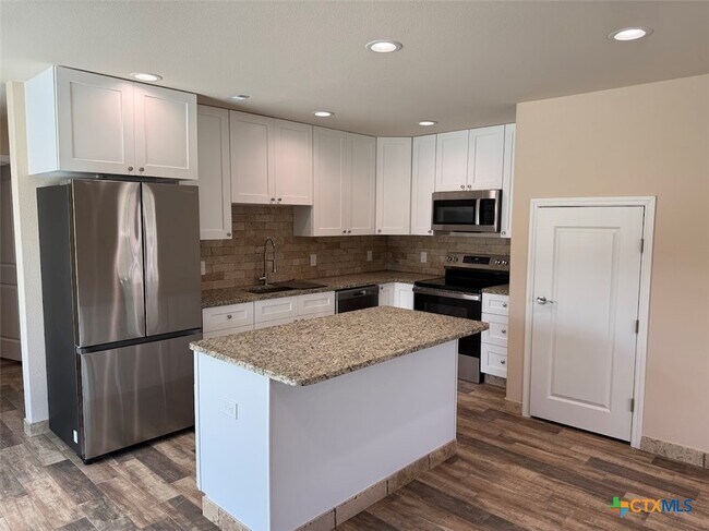 Building Photo - 1008 Makayla Dr