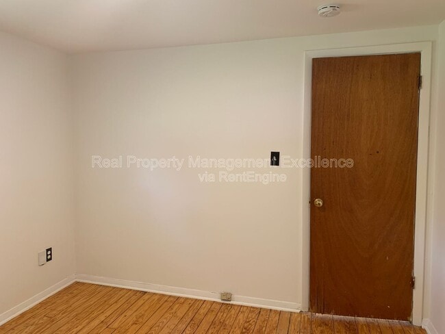 Building Photo - 410 W Watson St