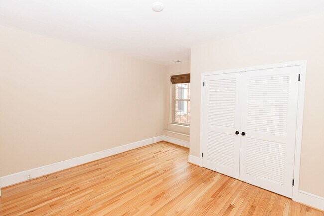 Building Photo - Large Sunny Dupont Two-Bed Condo Rental with Parking!