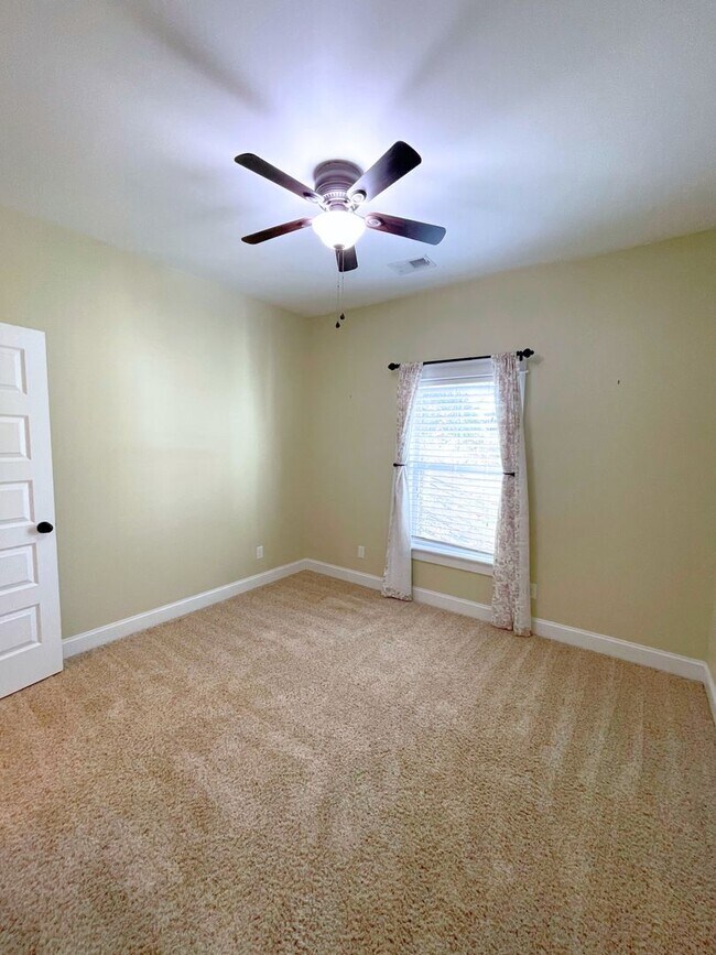 Building Photo - 3/2 updated home with amenities