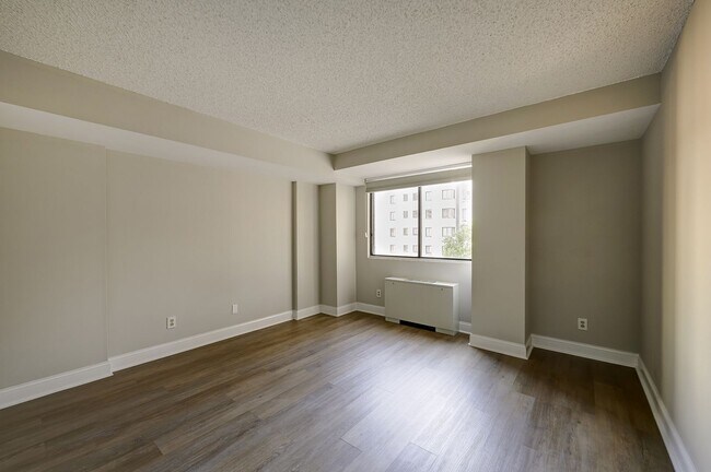 Building Photo - Two-level 2BR/2BA Condo with Balcony and Garage Parking