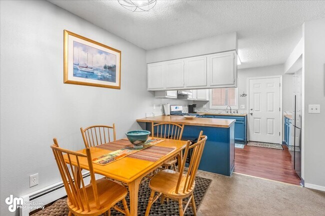 Building Photo - 3BD/2BA Triplex Unit with Modern Comforts