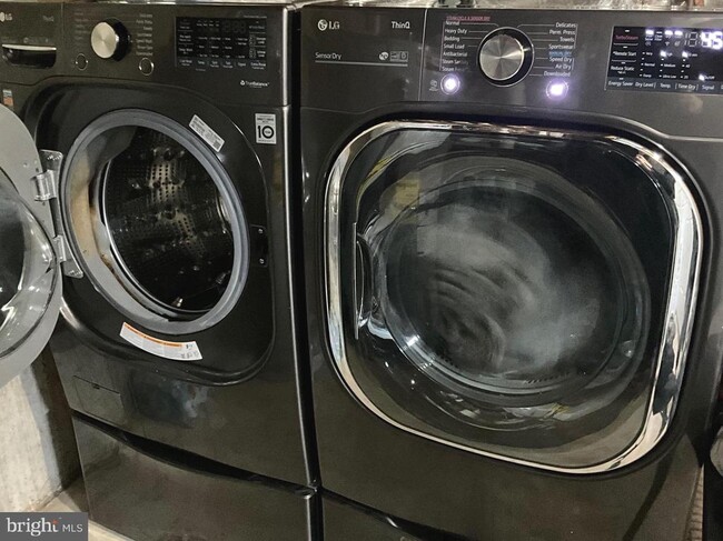 Building Photo - 9405 Chippenham Dr