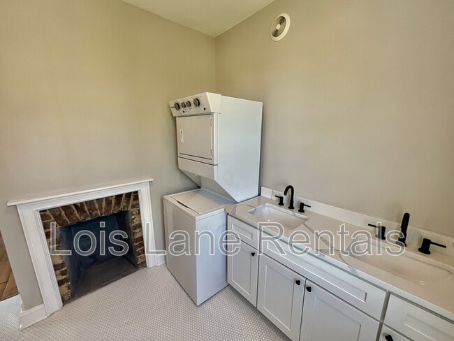 Building Photo - 104 Nassau St