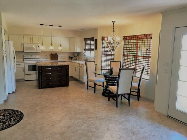 Building Photo - Beautiful 4Bd x 2.5Bath w/ HUGE Backyard &...