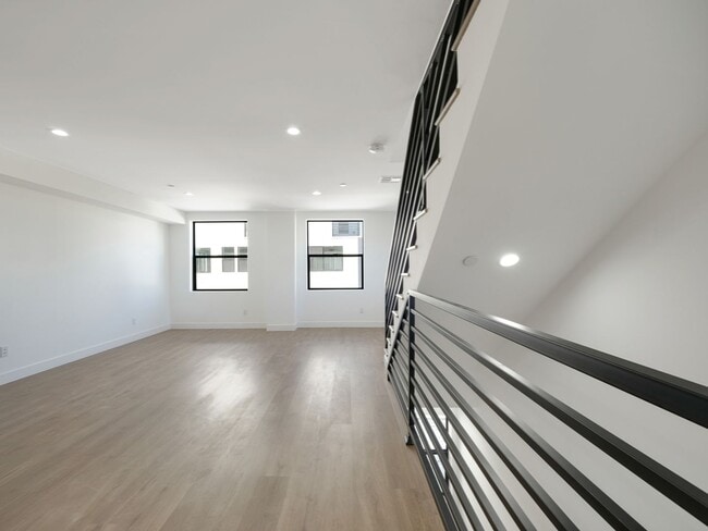 Building Photo - Massive 4 & 5 Bed Luxury Townhomes