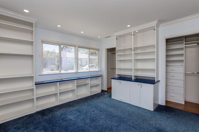 Building Photo - 4 Bed / 3 Bath Burlingame home near excell...