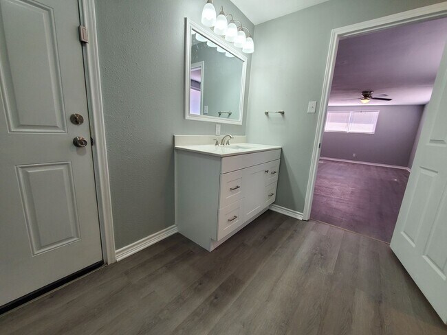 Building Photo - Charming 4 bedroom, 2 bath home AVAILABLE NOW!