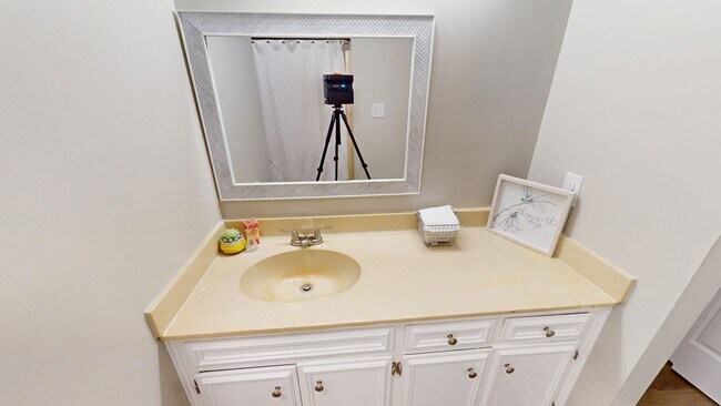 Building Photo - Updated 3/2 with Granite Counters and Stai...
