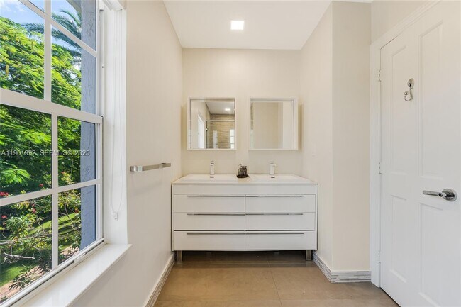 Building Photo - 140 N Hibiscus Dr