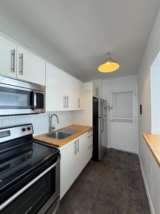 Building Photo - 7904 West Dr