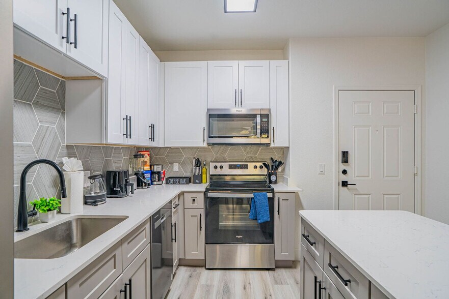 Building Photo - 6610 N 93rd Ave