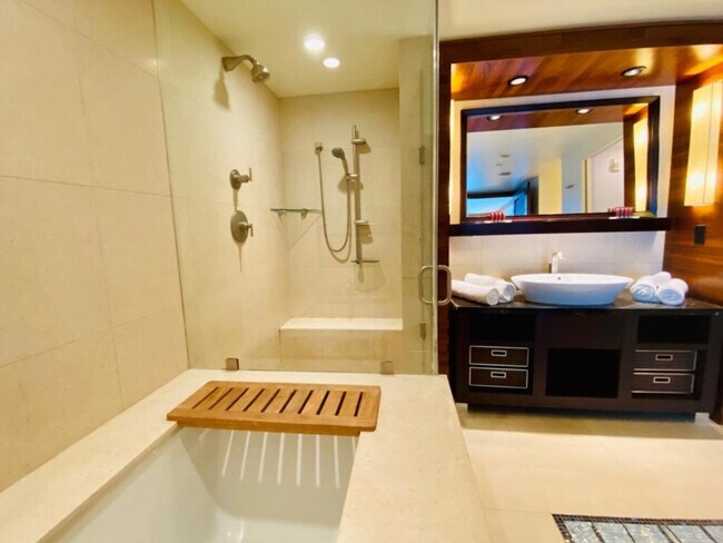 Building Photo - 6801 Collins Ave