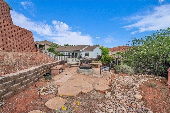 Building Photo - Single Level 3 Bedroom Home with Red Rock ...