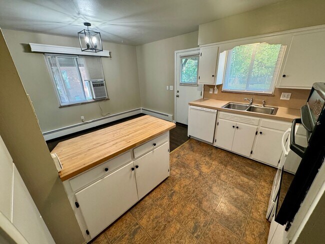 Building Photo - 3 Bedroom ~ Clintonville