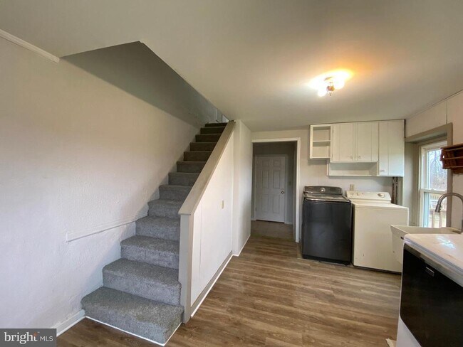 Building Photo - 2063 Hill Rd