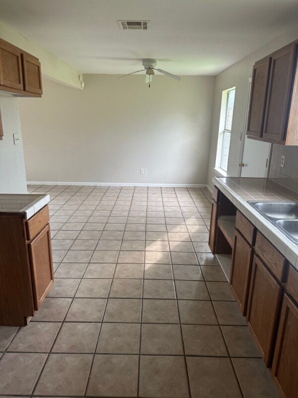 Building Photo - 531 Woodland Dr