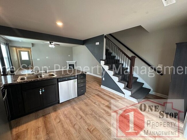 Building Photo - Gorgeous 3-Bed, 2.5-Bath Townhome in Raymore!