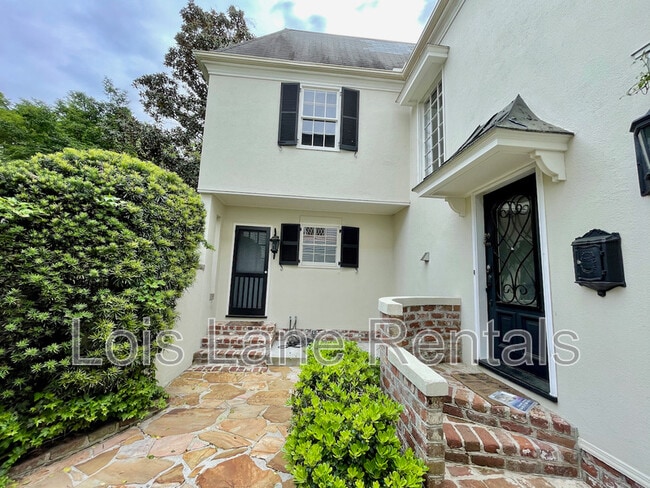 Building Photo - 3 1/2 Saint Michaels Alley