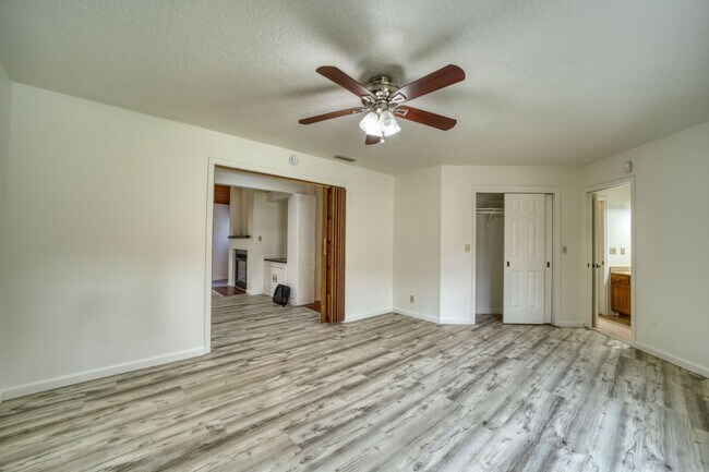 Building Photo - Beauty on Bowstring Drive