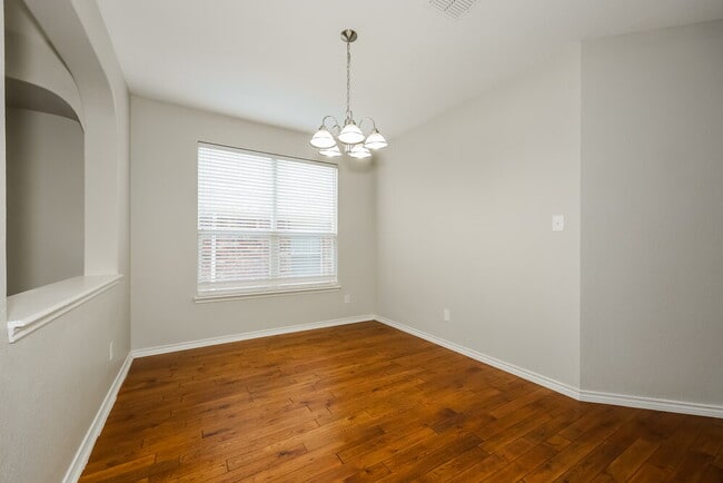 Building Photo - 824 Honey Dew Ln
