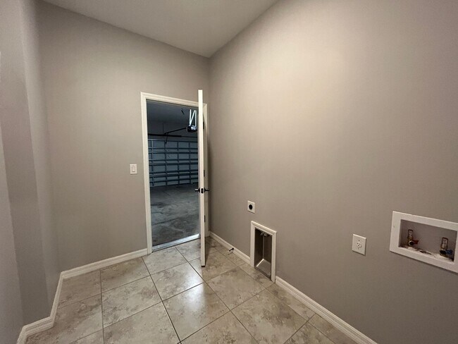 Building Photo - COMING SOON! 3 Beds + Den, 2 Baths, Screened Lanai & More!