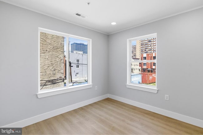 Building Photo - 1511 W Flora St
