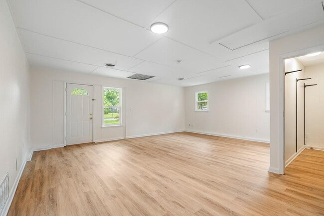 Building Photo - 301 Michael St