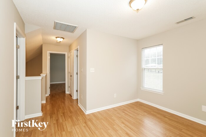 Building Photo - 885 Raindrops Rd