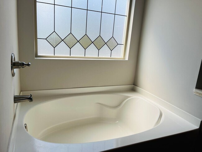 Building Photo - Wow! Check out this charming 3 bedroom 2.5 bathroom home in Newnan!