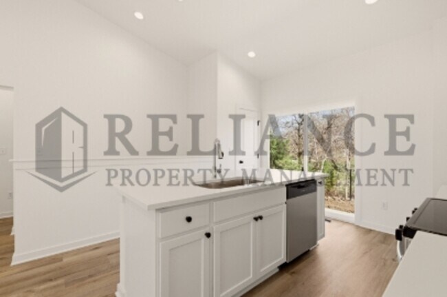 Building Photo - 5301 N Pinecrest Ct