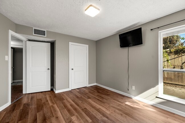 Building Photo - 8522 Scenic Green Dr