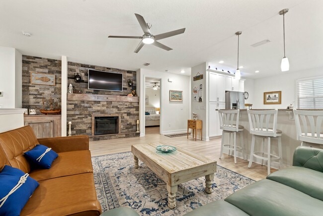 Building Photo - 10 Armand Beach Dr