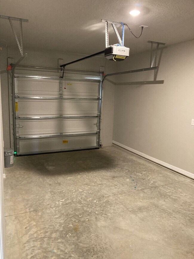 Building Photo - Like new 3 bedroom, 2.5 bathroom, 1 car ga...