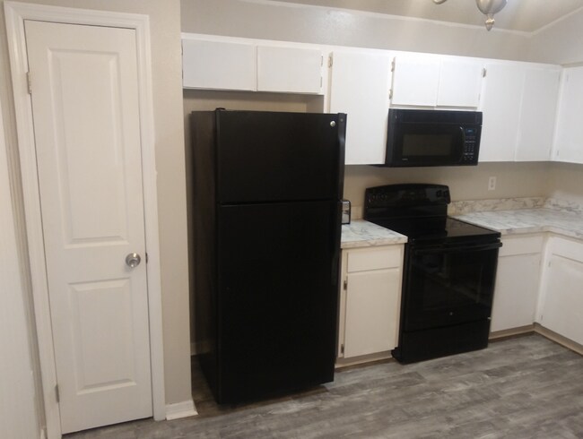 Building Photo - 1840 Kettler Dr