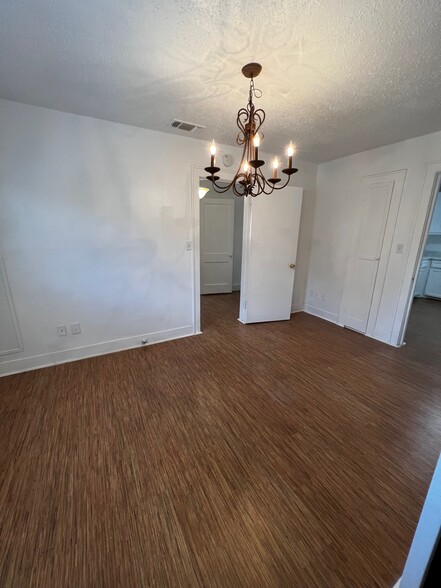 Building Photo - 405 N Avenue D