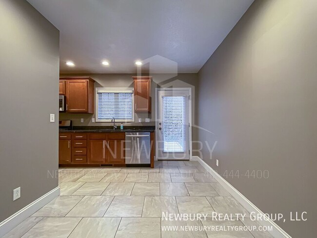 Building Photo - 2 Bedroom, 2.5 Bath Townhome - Discover th...