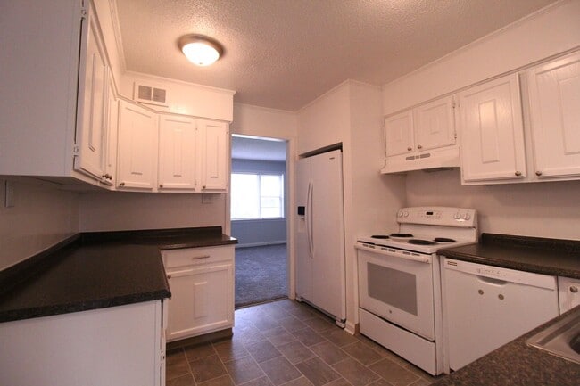 Building Photo - October FREE On This 3 Bedroom 2 Bath Home...