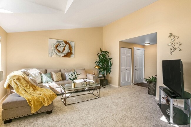 Building Photo - Beautiful Top Floor 2 Bed 2 Bath Condo in Factoria