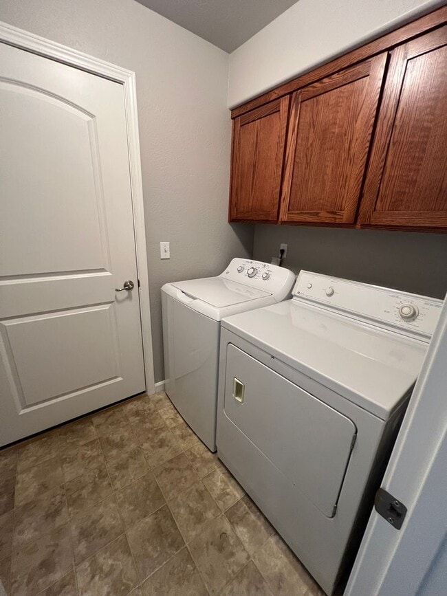 Building Photo - NORTHWEST 2BD/2BATH - 2 CAR GARAGE, LANDSC...