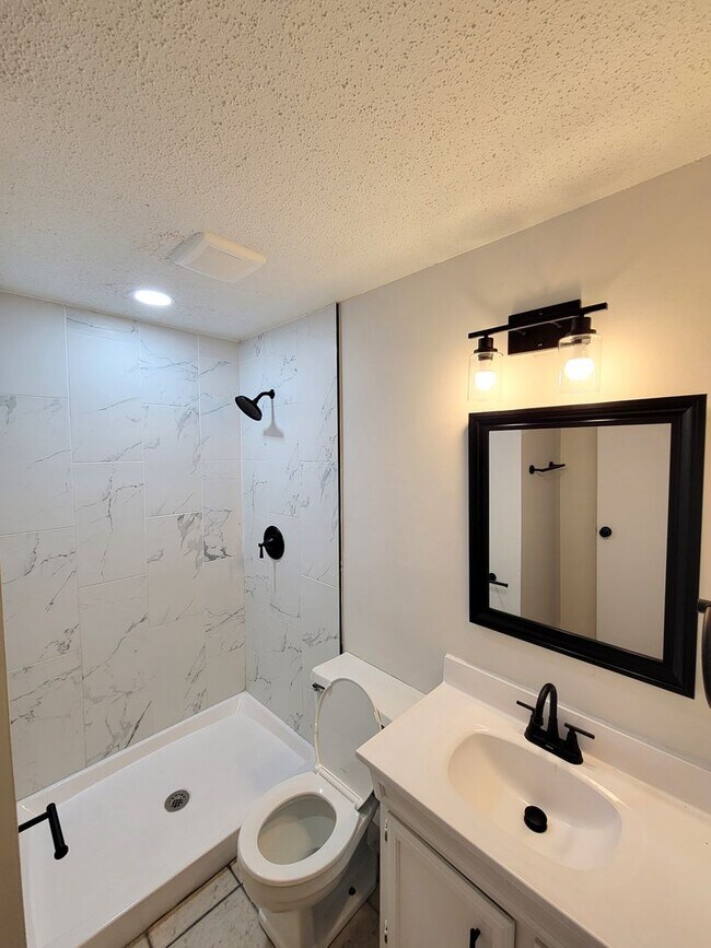 Building Photo - 4 Bedrooms in East Charlotte, Split Level ...