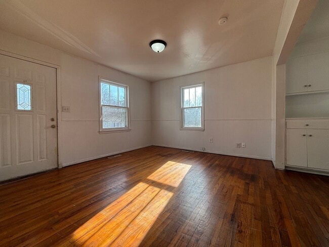 Building Photo - Large 2 Bedroom Home with a Garage